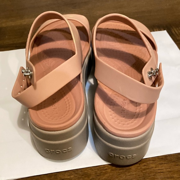 CROCS Tan and Pink Sandals with Modern Design - Picture 4 of 6